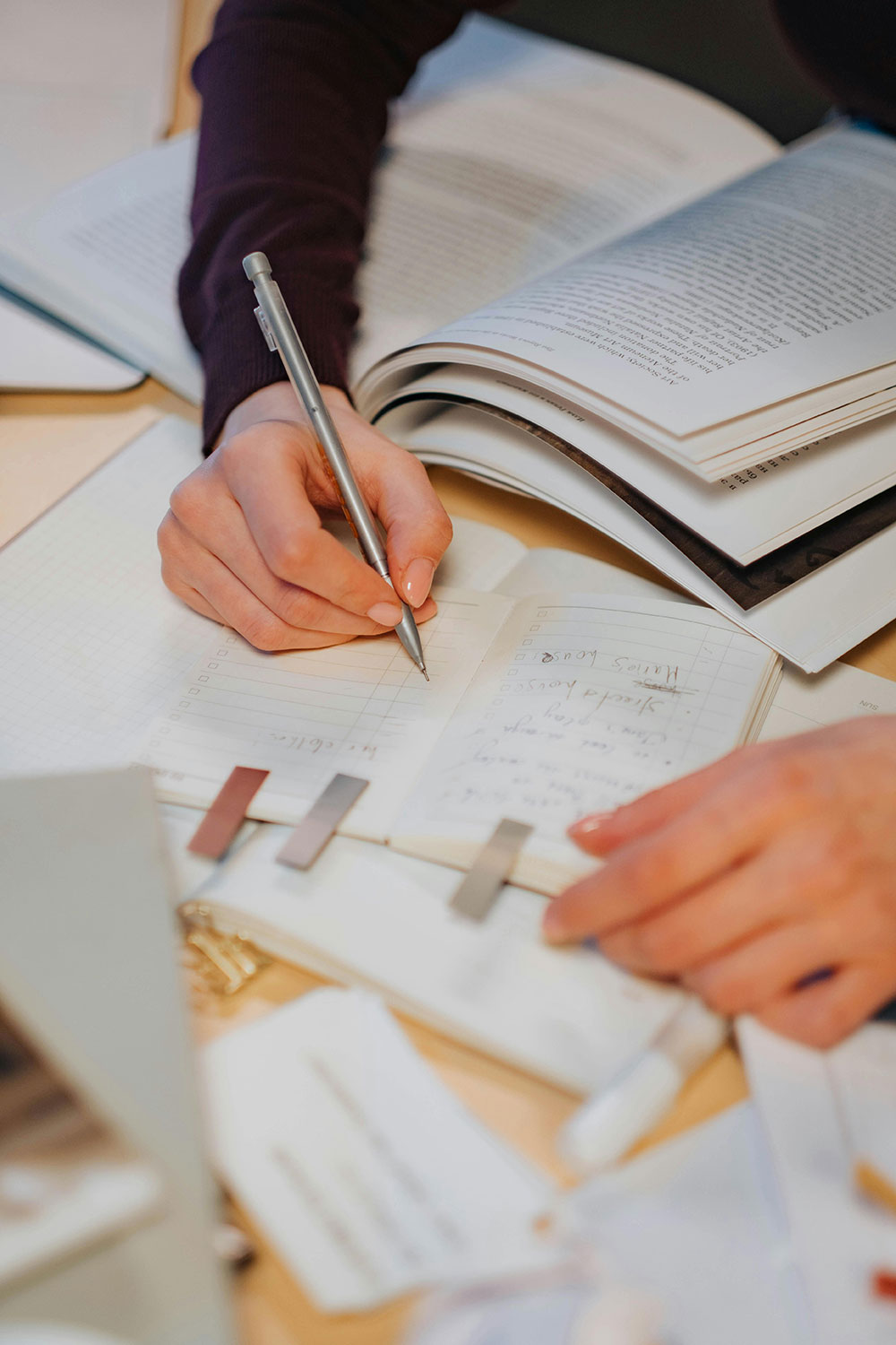 Person schreibt eine Checkliste